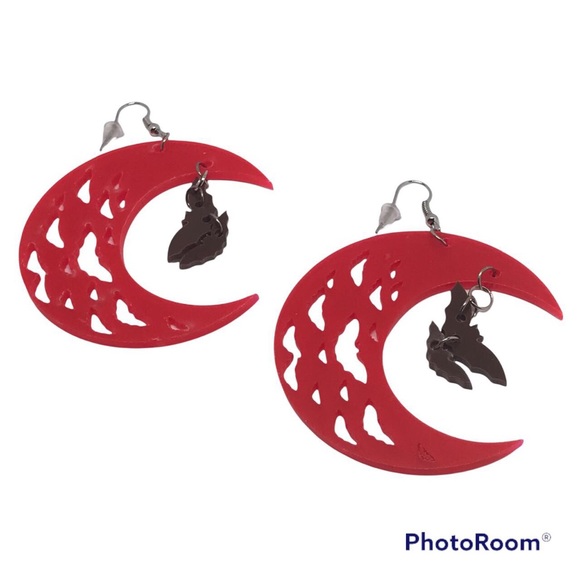 Crescent Blood Moon with Flying Bats Earrings Halloween goth Gothic new - Picture 2 of 4